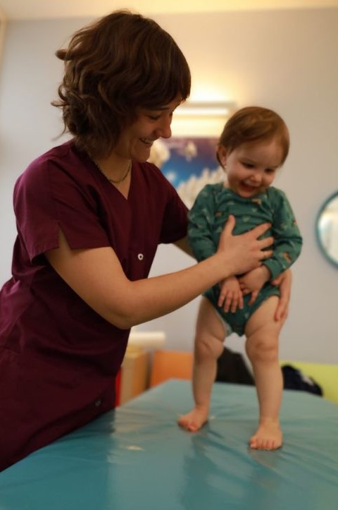 Ostéopathe spécialisée post partum  à Lyon Cécile Martin avec un bébé traitement bébé